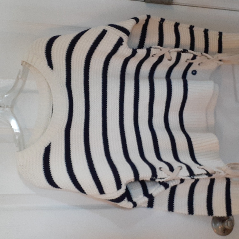 🛍Abercrombie and Fitch SZ M navy blue and cream knotted sides tie sweater